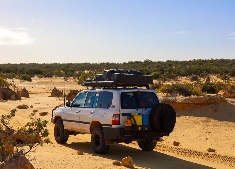 Toyota Land Cruiser 4x4 rijdend over een afgelegen zandpad in de outback van West Australië