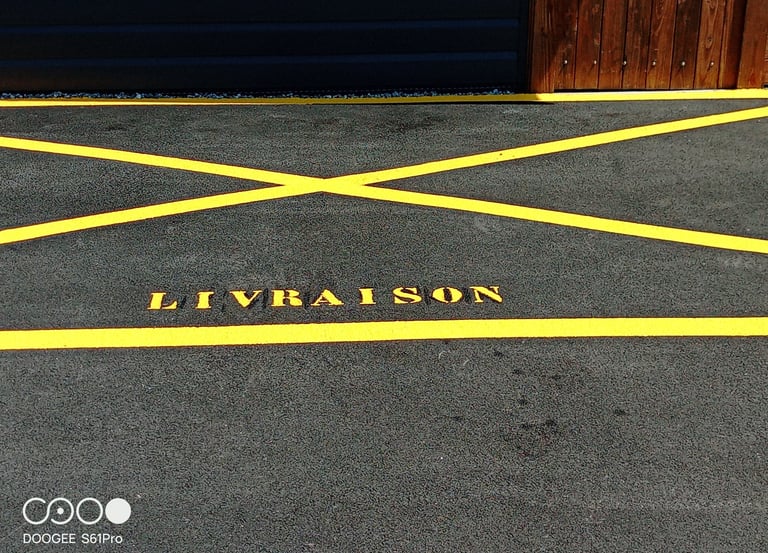 Marquage au sol "Livraison" effectué par Entreprise Couleurs Bassin