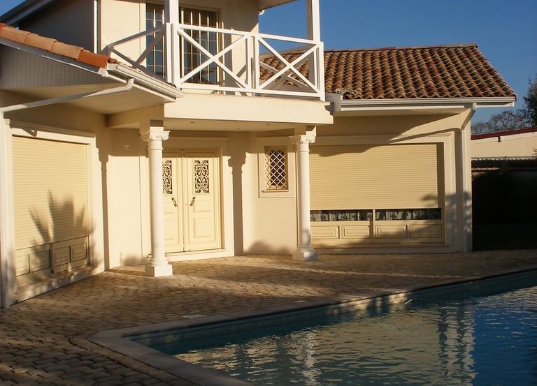 Peinture extérieure d'une maison, blanc crème, réalisée par Entreprise Couleurs Bassin