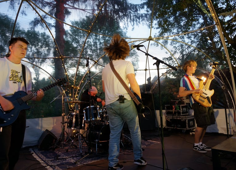 Junge Musiker spielen beim Spargelfest auf einer Kleinkunstbühne