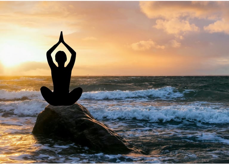 photo d'une femme sur la plage qui médite
