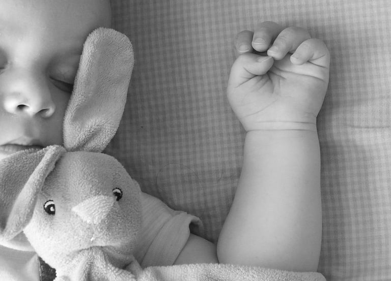 bébé qui dort avec peluche dont les parents ont été consulté sophie jobbé pour difficulté de sommeil
