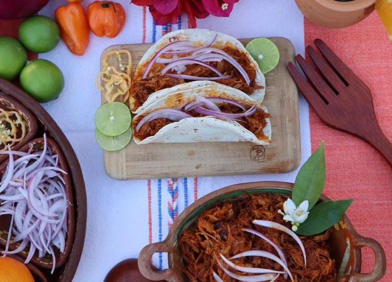 Mesa con tacos de cochinita