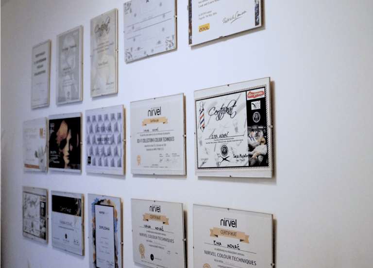 Zid s certifikatima i diplomama u Frizerskom salonu Em
