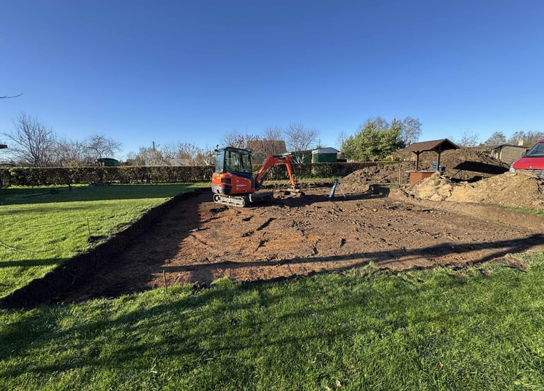 augalinio grunto nukasimas pries pamatu irengima, nukasamas juodzemis iki molio,