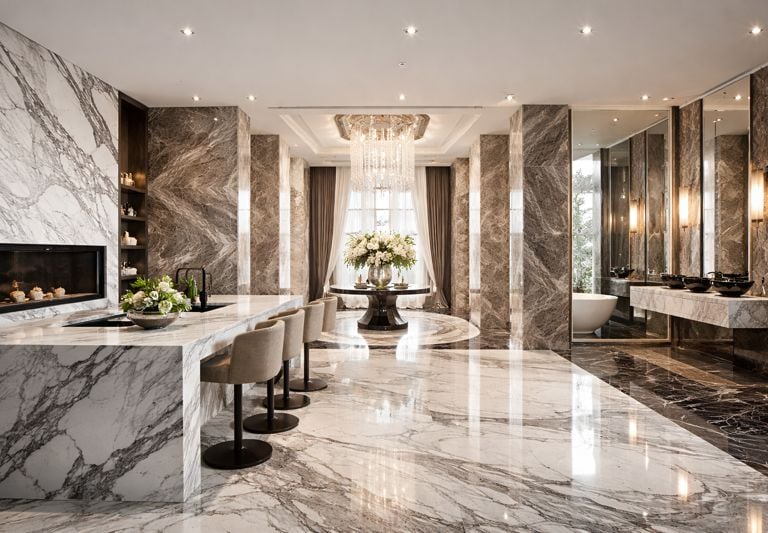 خدمات صيانة شاملة تشمل معالجة التشققات، إصلاح الكسور، تجديد الرخام القديم، وإعادة تأهيل الأرضيات للح