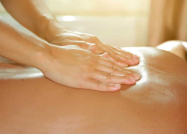 Femme entrain de donner un massage corporel