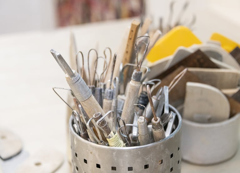 Immagine di strumenti di lavoro per ceramica