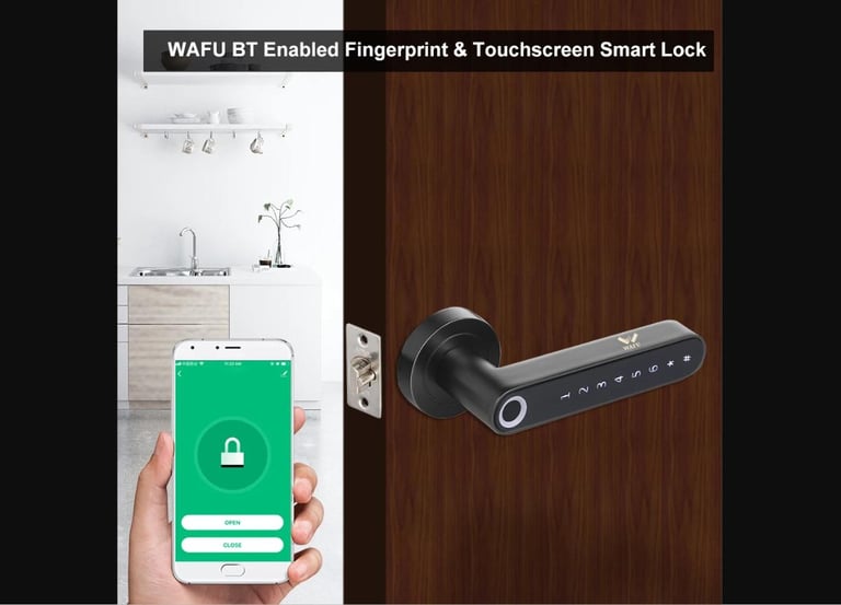 Serrure intelligente WAFU WF-016 installée sur une porte en bois