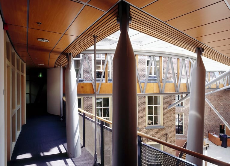 Interior do átrio central da prefeitura de Zutphen com as edificações tombadas integradas