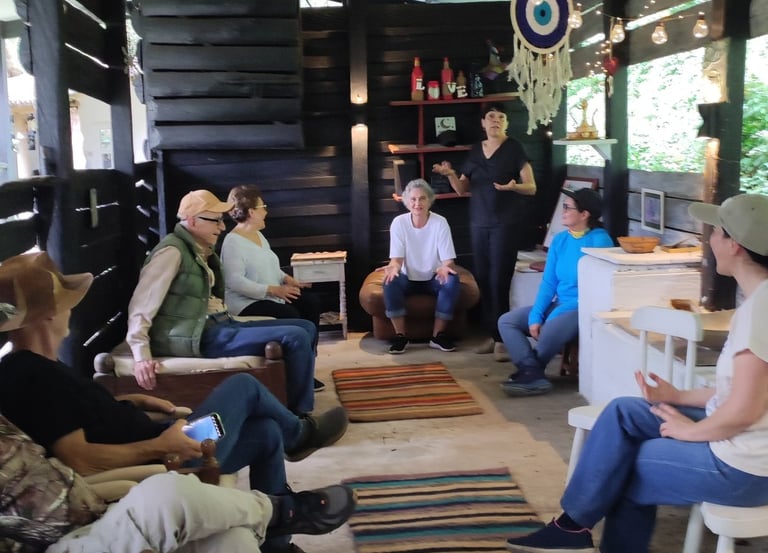 Grupo empresarial en Las Pesebreras de Espacio Raíz recibiendo taller corporativo cerca de Bogotá