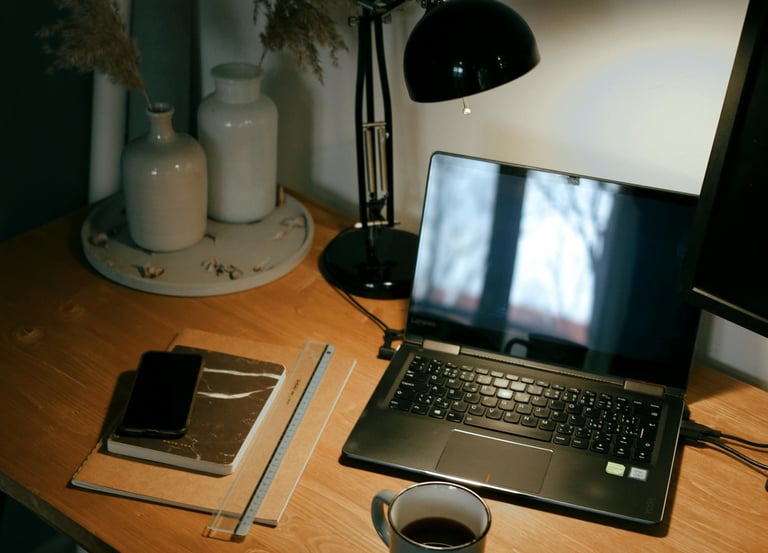 Schreibtisch, Laptop, Notizbücher .