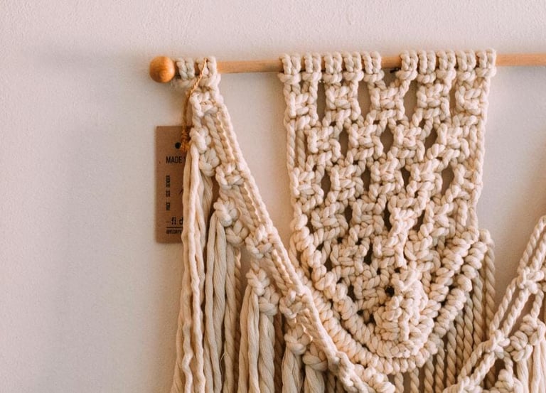 adorno con nudos elaborados con macramé y madera sobre pared blanca