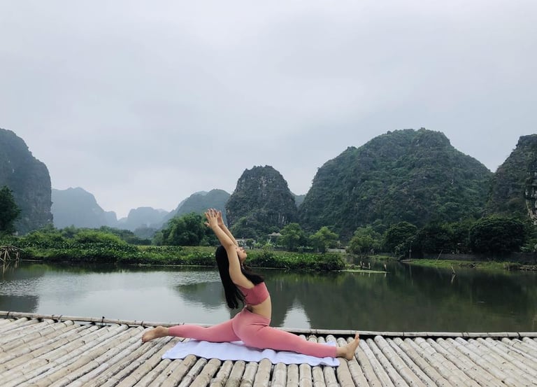 Session de yoga à Ninh Binh avec les montagnes karstique en arrière plan