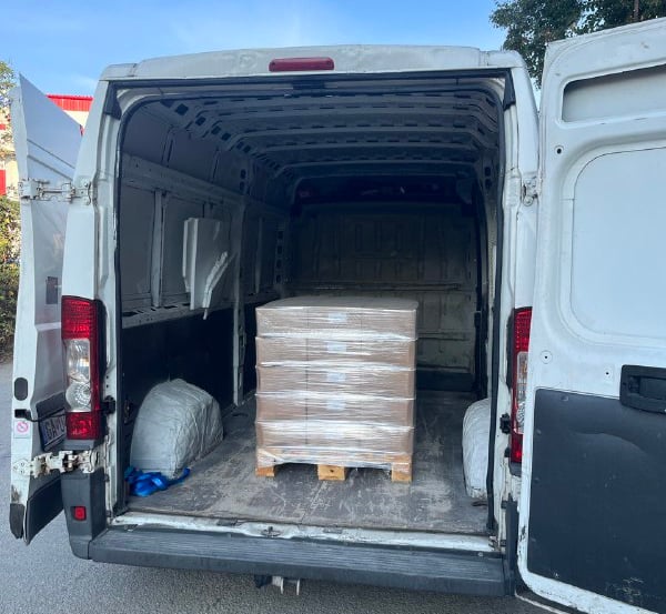 Preprava paletovaného tovaru – kartónové krabice zabezpečené vo vnútri sťahovacieho vozidla JustMove