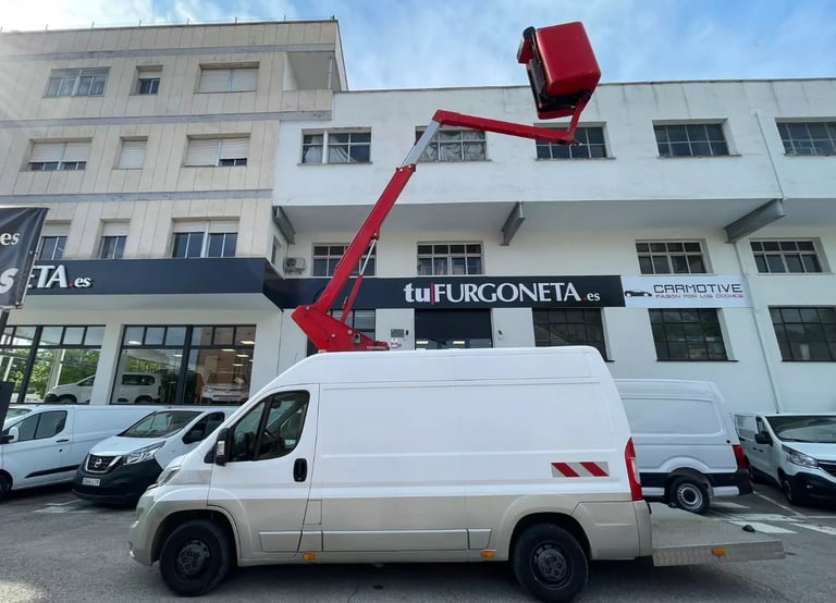 Furgoneta con cesta elevadora