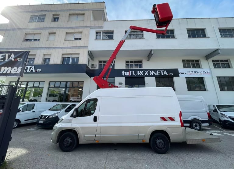 Furgoneta con cesta elevadora