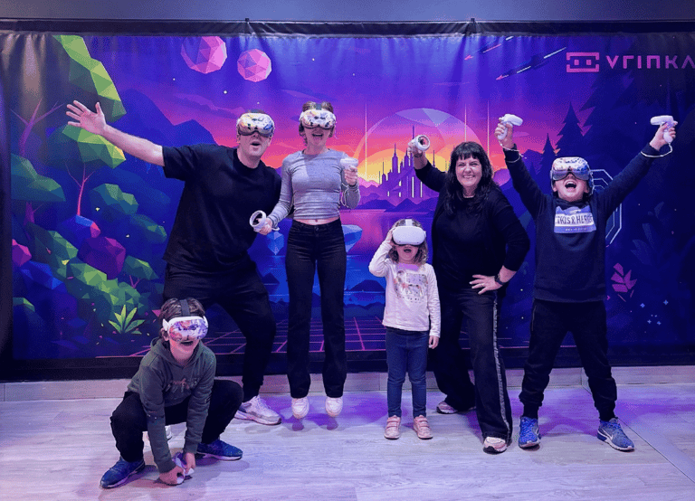 familia en photocall de sala vr