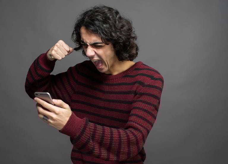 Hombre batallando con su celular