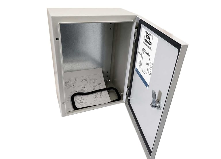 Gabinete metálico TRL industrias con sticker, manual, empaque y llaves