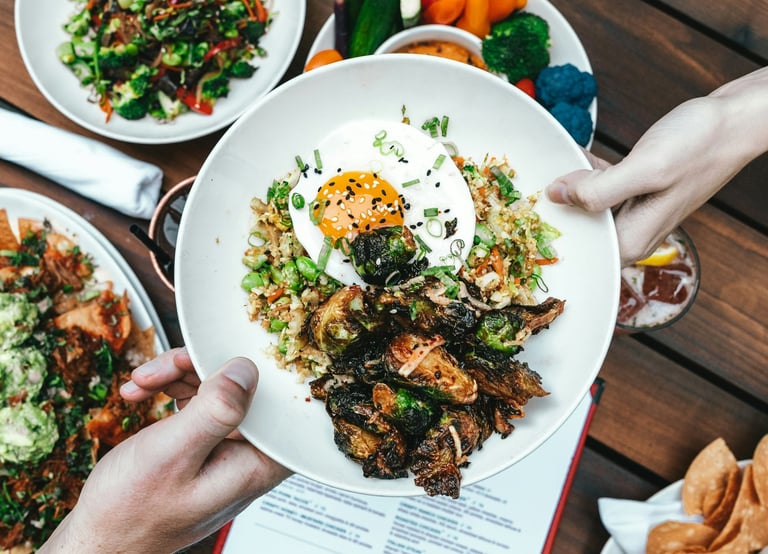 conseil culinaire assiette avec oeuf légumes grillés et menu de restaurant