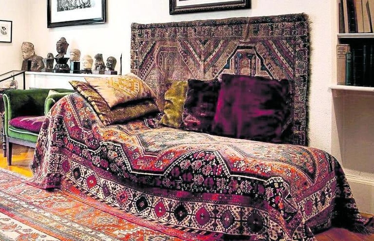 Espacio terapéutico con diván tradicional en un ambiente sereno, símbolo del proceso psicoanalítico