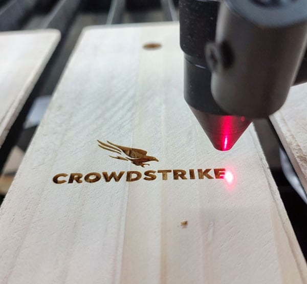 Grabado láser personalizado en madera con detalles finos