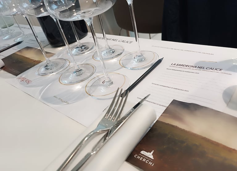 Calici e schede degustazione durante la masterclass del Gambero Rosso a Milano