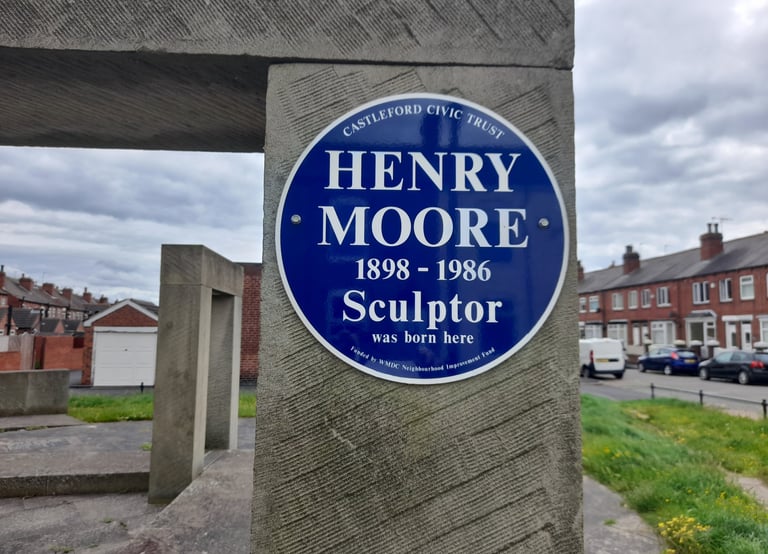 Blue plaque commemorating sculptor Henry Moore.