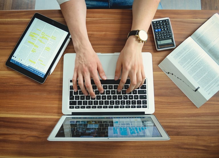 Pantalla con simulador de vuelo usado en sesión online de coaching aeronáutico