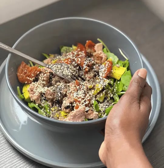 Salade Gourmande au Thon, Avocat et Graines de Sésame - Waidami Moovement -Nutritionniste Dakar