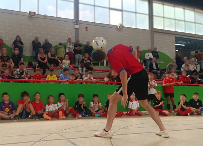 Animación de fútbol infantil en Barcelona durante cumpleaños con juegos y freestyle.