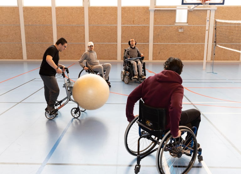4 personnes avec des capacités différentes