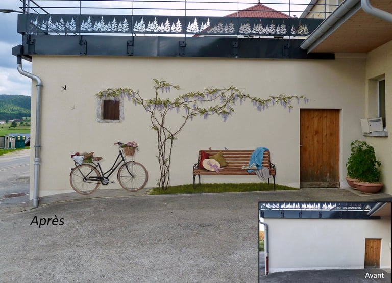 Avant/Après d'une fresque en trompe-l'oeil sur façade à Gellin, Doubs. Banc, glycine, vélo, lucarne.