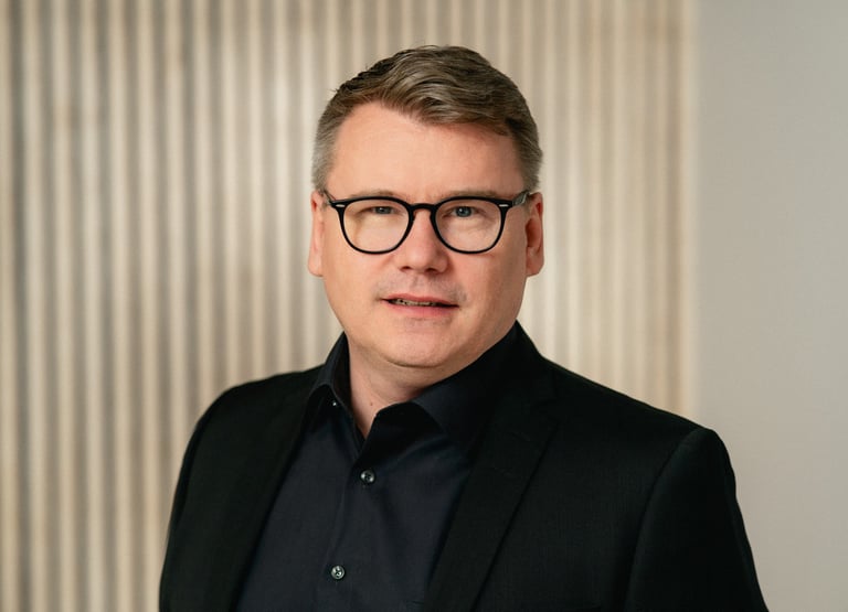 Terävä ja edustava henkilökuva yrityksen toimistossa