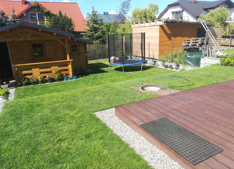 Zdjęcie po wykonaniu usługi - założenie nowego trawnika i wykonanie drewnianego tarasu. 