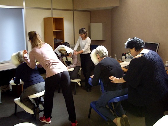Formation de Massage Anma, Shiastu sur chaise ergonomique à l'Ecole IMAE, Salima Ciccariello Istres