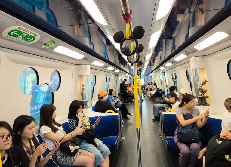 Tren temático de Disney en la plataforma del MTR de Hong Kong, con decoración de Mickey Mouse en las