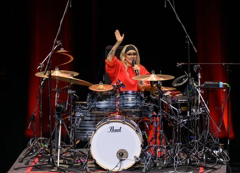 Drummer workshop drum show female