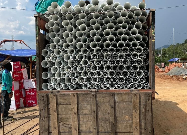 a truck with a man on the back of it pipa pvc pralon diatas truk dengan orang