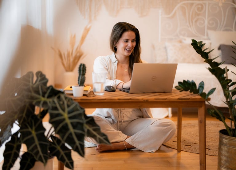 Stressmanagement Beraterin hat Freude an ihrer digitalen Arbeit 