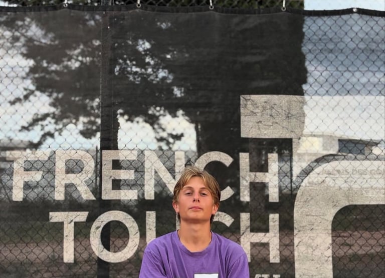 Gregoire Denis en entrainement de tennis à la French touch academy
