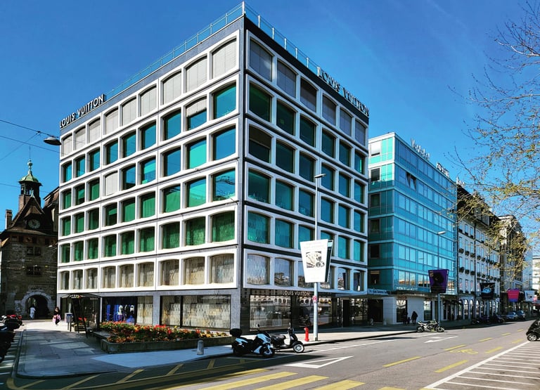 architecture extérieure d'un immeuble de la rue du Rhône à Genève