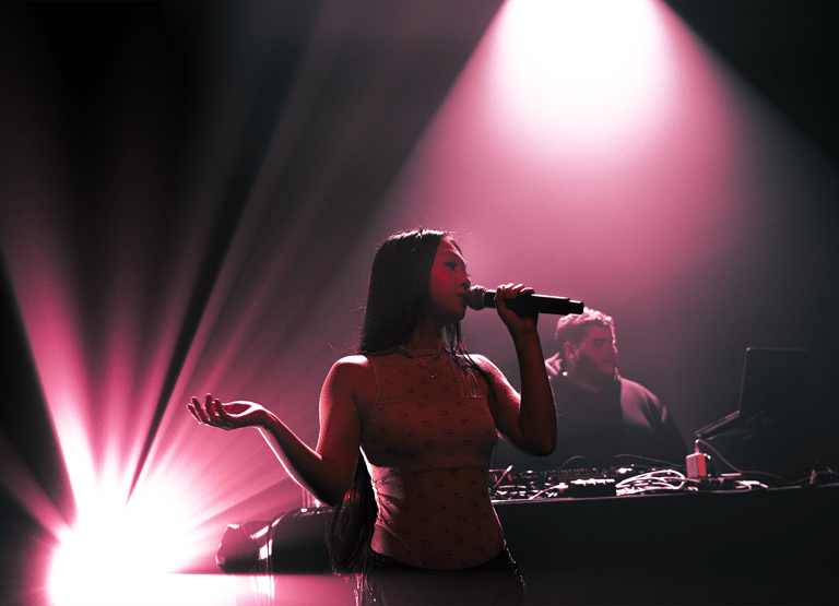 Photographie d'une artiste prise en photo durant un concert par Genecis studio