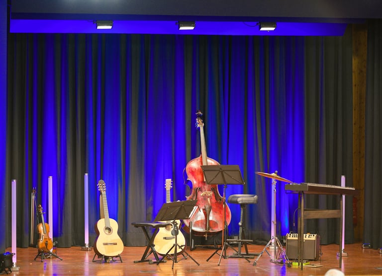 Bühne, Salteris, Musik, Instrumente, Violine, Hackbrett, Gitarre und Kontrabass