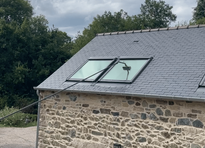 Nettoyage de velux en Bretagne au sol avec perche télescopique et système d’eau pure efficace