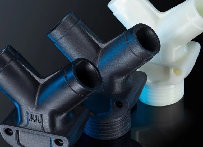 Tuyaux en plastique noir et blanc réalisés par impression 3D 