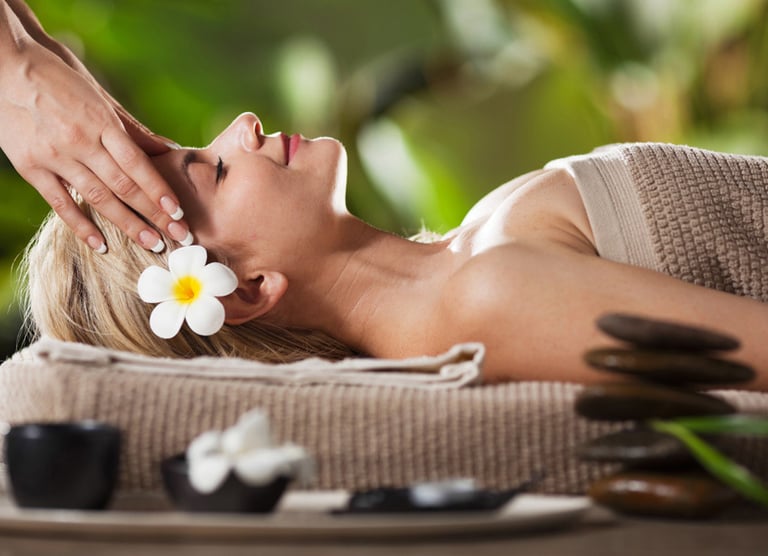 Femme détendue les yeux fermés profitant d'un massage du crâne
