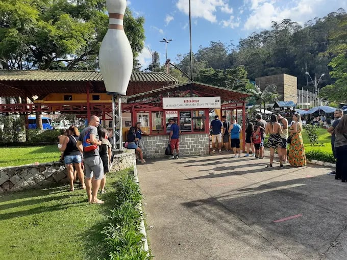 Entrada do Teleférico na Praça do Suspiro em Nova Friburgo com fila de turistas.