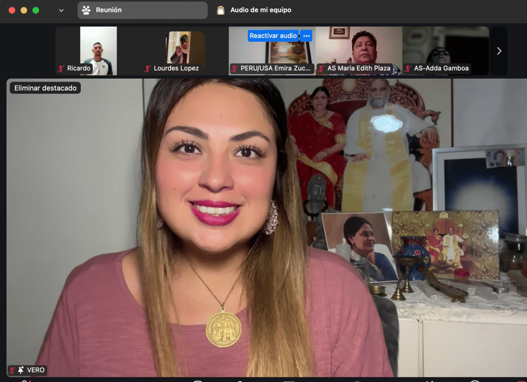 una mujer latina con un collar dorado meditando